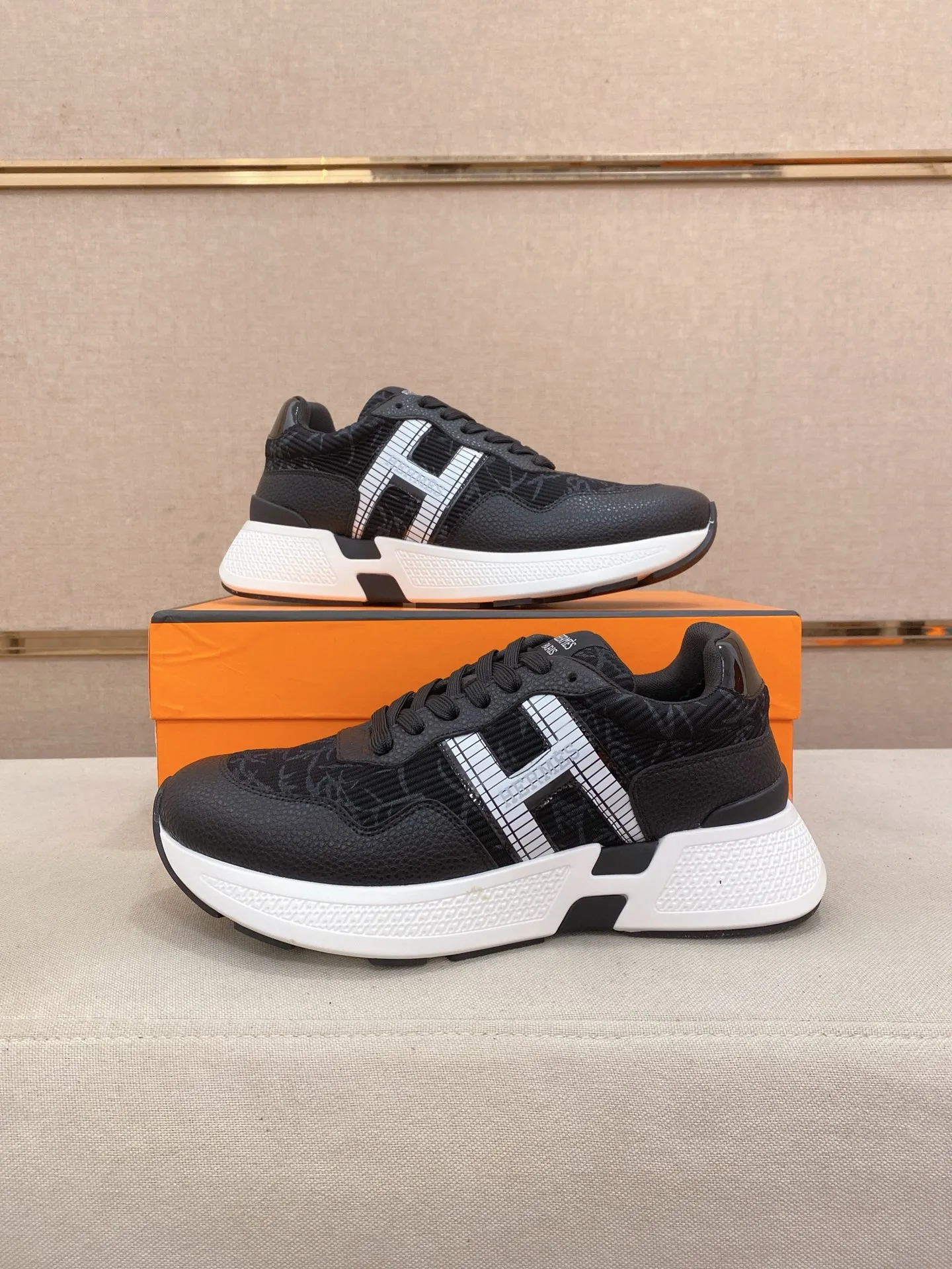 Factory price: 560💰《HERMES》【Classic Original Version】Hermès; Top 🔝 Purchasing Agency 🔍🔍Men's latest 🇺🇸 counters are on sale simultaneously, imported from Italy original ▲▲cowhide ▲▲ (high-end, nobility, class) ) Exquisite workmanship (Italian 🇮🇹 imported water-dyed 🐂 cowhide lining) sole: original sole provided by the original factory, ⚠️exclusive double-layer activity·TPR·rubber·combined molded outsole; super comfortable·wear-resistant·non-slip·environmental protection The real thing is more beautiful if you take the real thing (high quality, follow the order). You can enter and exit the counter at will * Number of yards: 38-44 (45 can be customized and cannot be returned or exchanged)